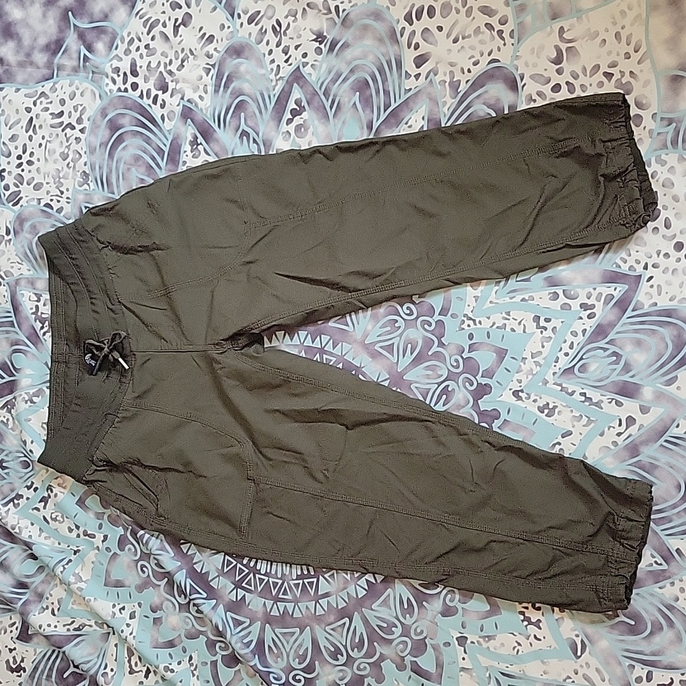 GUC The North Face Aphrodite Capris - Picture 3 of 9